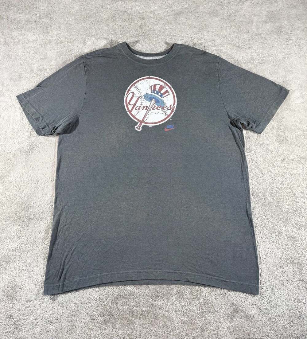 Nike New York Yankees Standard Fit T-Shirt XL Gray Distressed Graphic Baseball